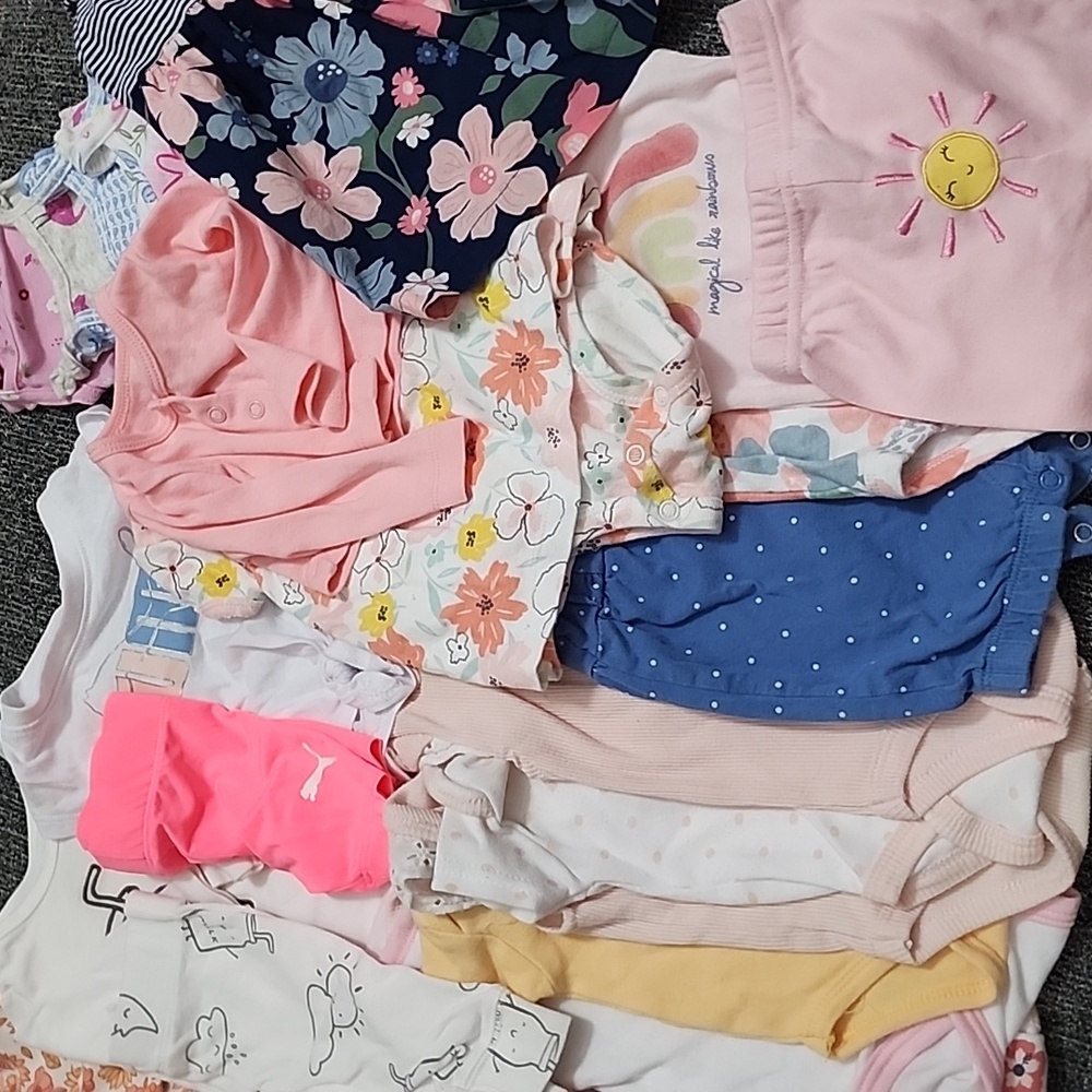 Bundle of 20+ baby clothes 0-3 months